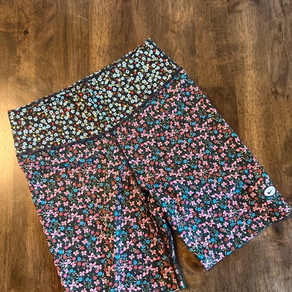 Women’s Nike 2-pc Sports Bra & Biker Short Floral set - Picture 3 of 5